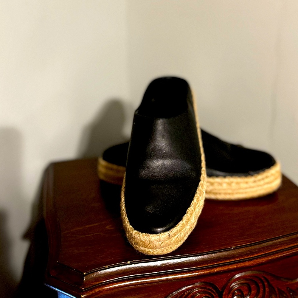 Euc Vince black leather mules 8
